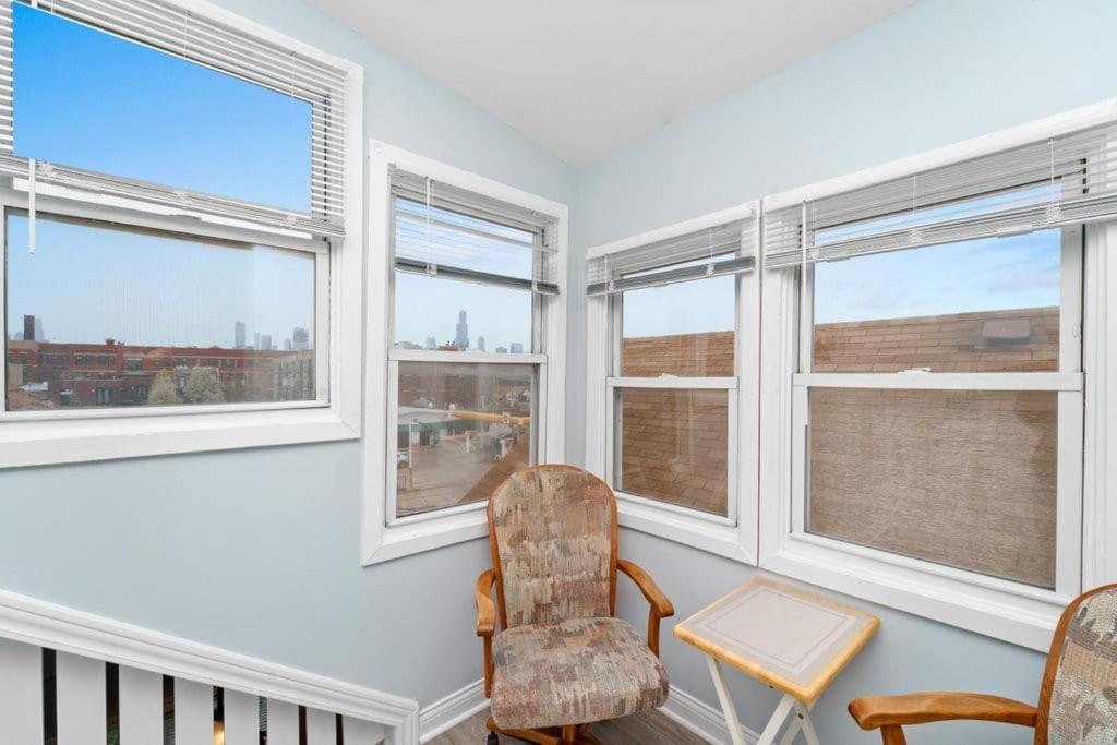 Cozy, Top-Floor 3Br Loft With Balcony In West Town Чикаго Екстер'єр фото