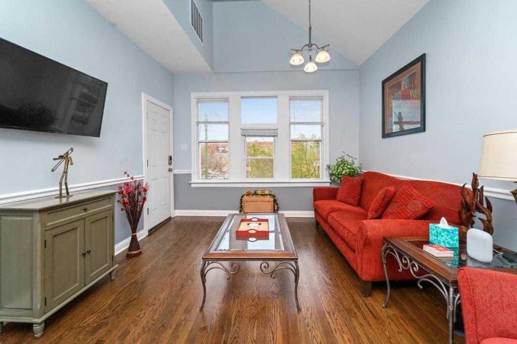 Cozy, Top-Floor 3Br Loft With Balcony In West Town Чикаго Екстер'єр фото