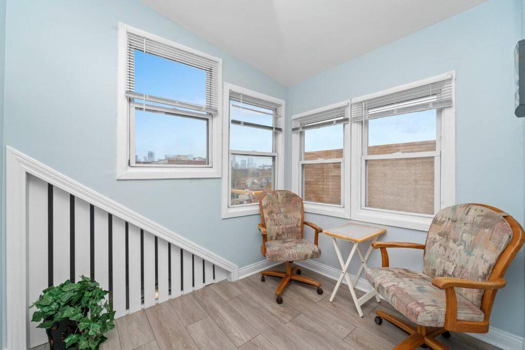Cozy, Top-Floor 3Br Loft With Balcony In West Town Чикаго Екстер'єр фото