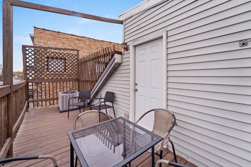 Cozy, Top-Floor 3Br Loft With Balcony In West Town Чикаго Екстер'єр фото